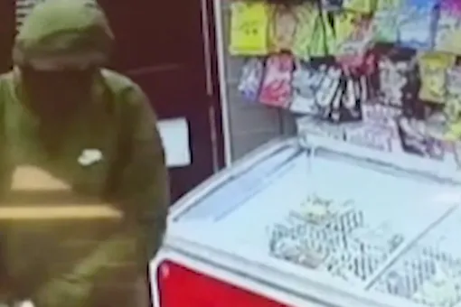 11-летняя девочка и ее отец спасли магазин от вооруженного грабителя