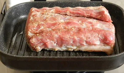 Обжарить мясо на сковороде со всех сторон до золотистой корочки. Это делается для того, чтобы корочка «запечатала» мясные соки, поэтому сильно зажаривать мясо не следует.