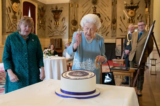 елизавета II режет торт