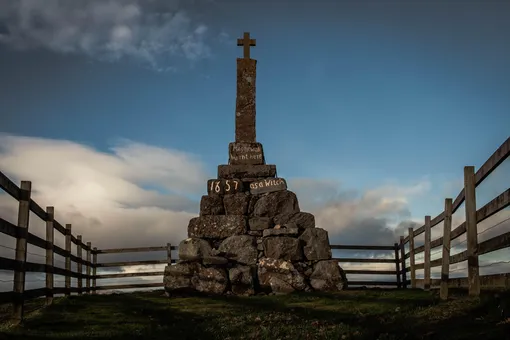Мемориал Мэгги Уолл, Даннинг, Шотландия. Группа камней, увенчанная крестом установлена в память о Мэгги Уолл, казненной в 1