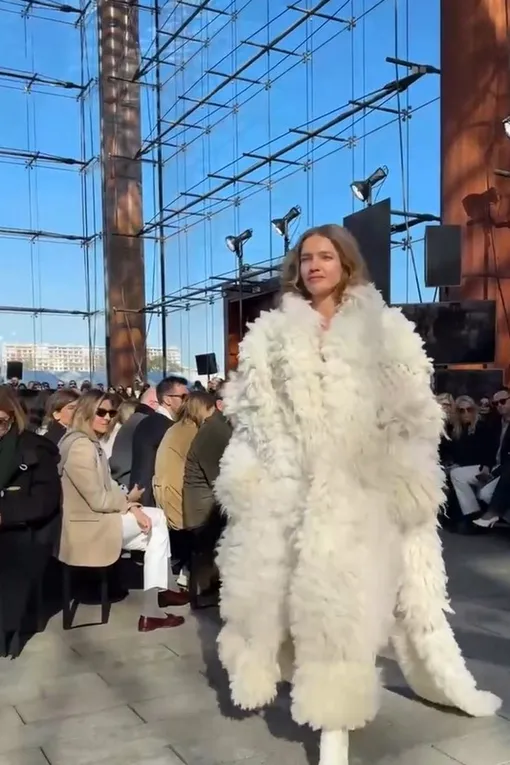 Наталья Водянова продефилировала в лохматом белом пальто
