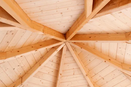 Сводчатый деревянный потолок