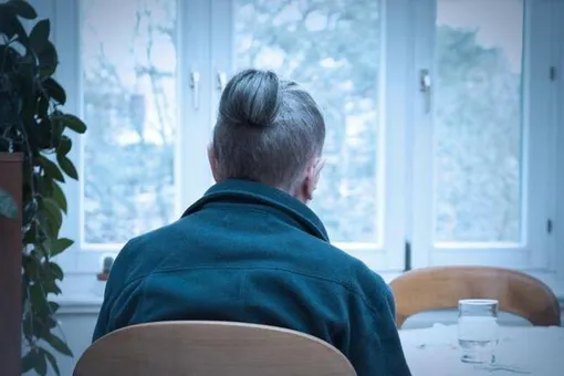 «Ненормальный процесс старения»: почему в России не лечат деменцию
