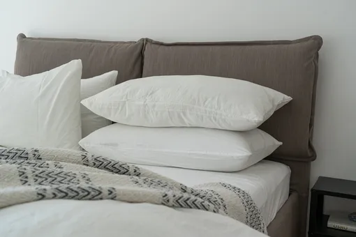 Кровать с подушками, постельное белье