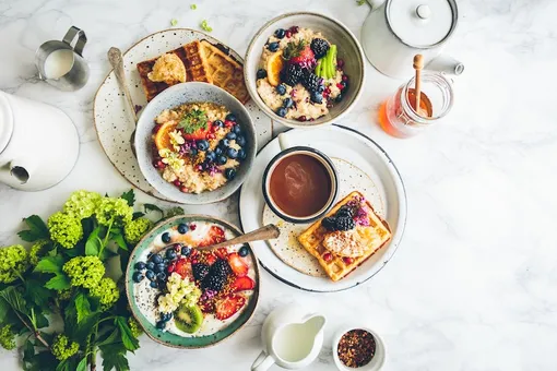 Кофе, вафли, ягоды, овсянка на завтрак