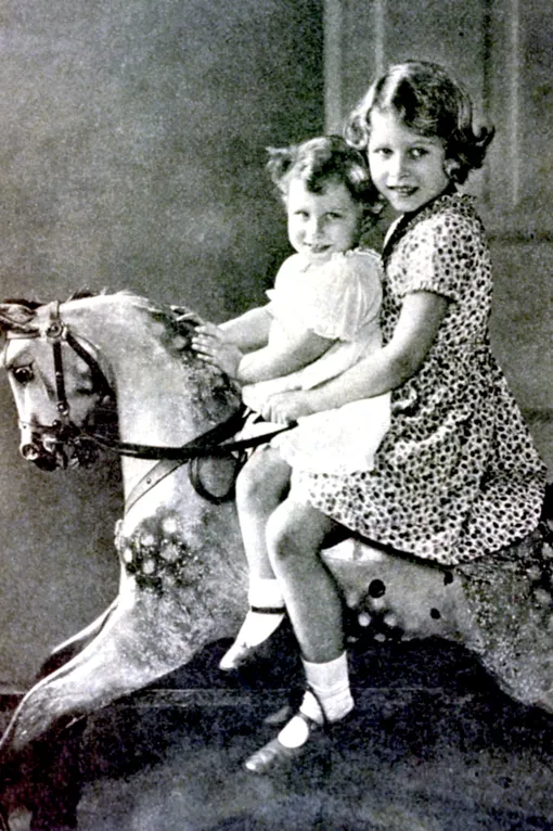 Фото будущей королевы Елизаветы II в детстве с принцессой Маргарет