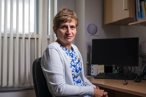 «Это была худшая болезнь в моей жизни, а ведь я врач»: 60-летняя британка рассказала, чем лечила коронавирус