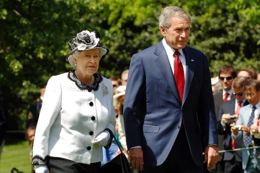 Как Джордж Буш «состарил» Елизавету II на 200 лет: самые смешные моменты из жизни королевы