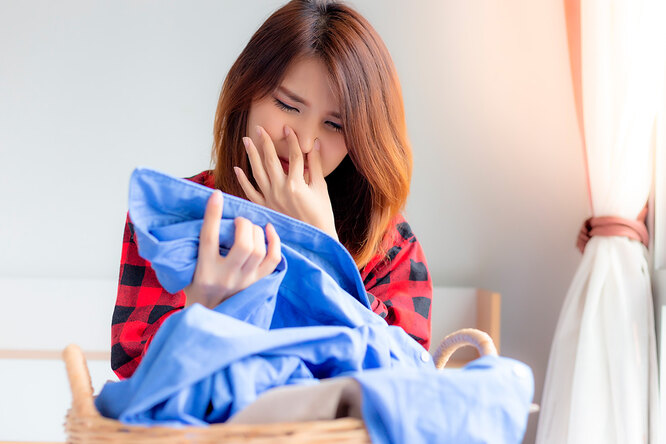 Как избавить одежду от запаха без стирки? 5 простых способов