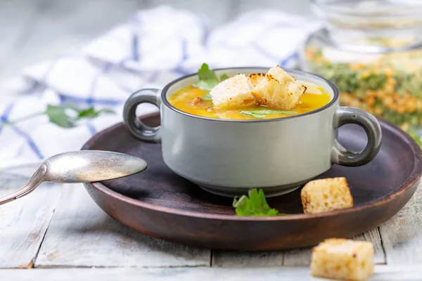 Суп со стручковым горошком и ветчиной: сезонный рецепт