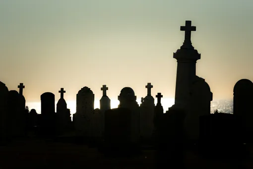 Сон про кладбище пророчит судьбоносные решения и важные перемены в жизни