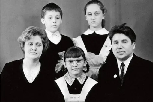 Елена Малышева в детстве с родителями, братом и старшей сестрой