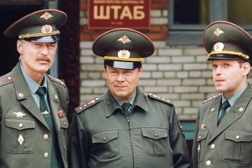 «Как всегда хорош»: Борис Щербаков поделился архивными фото со съемок сериала «Солдаты»