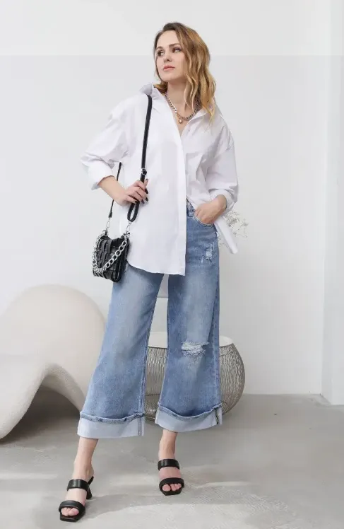 Широкие джинсы с классической белой рубашкой и босоножками на каблуке