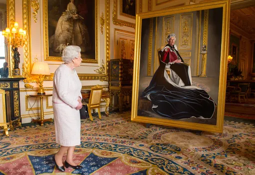 Королева Елизавета II смотрит на свой портрет, октябрь 2016 года.
