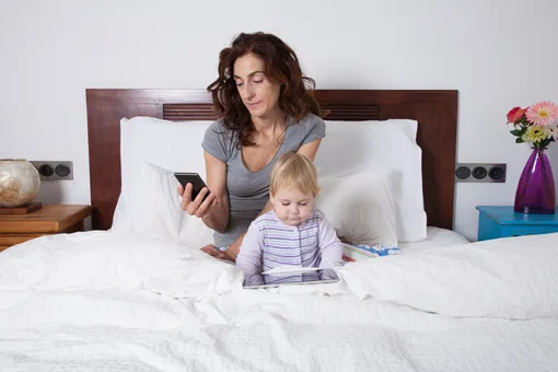 Родители детей с поведенческими проблемами злоупотребляют смартфонами — исследование