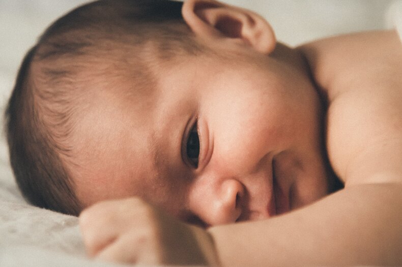 Почему новорожденным в кроватку нельзя класть подушки?