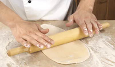 Муку просейте горкой, в углубление вбейте яйцо, посолите и, постепенно подливая воду, замесите тесто. Добавьте масло и вымесите эластичное тесто.Раскатайте в один тонкий продолговатый пласт.

