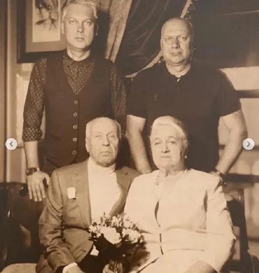 Сергей Светлаков с братом Дмитрием, отцом Юрием Венедиктовичем и матерью Галиной Григорьевной