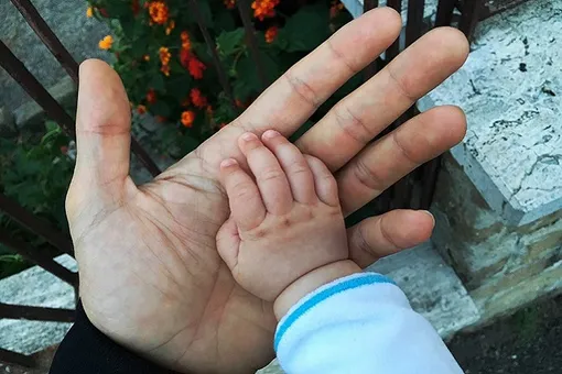 В Санкт-Петербурге отец приложил руку семимесячного сына к раскаленной сковороде