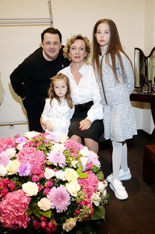 Игорь Саруханов с женой и дочерьми