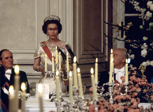 Королева Елизавета II надела брошь поверх красной ленты, когда посещала Германию в 1978 году