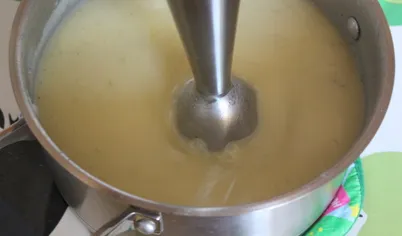 Пюрируйте суп с помощью блендера, добавьте соль и перец.