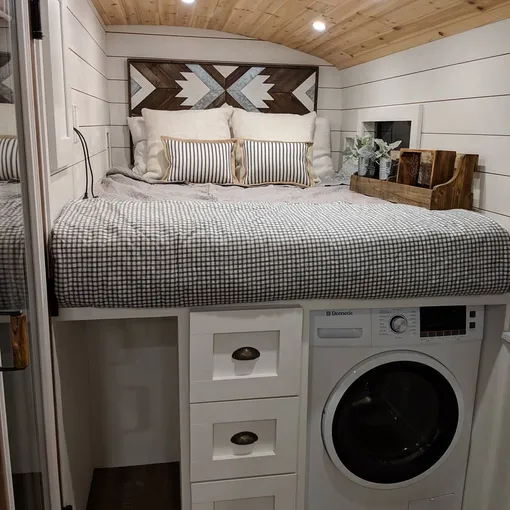 Здесь есть и стиральная машина и полноценная двуспальная кровать