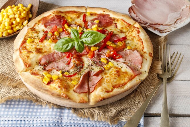 Пицца, пицца на доске, красивая пицца, пицца с колбасой