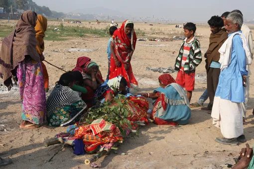 В Индии похоронили женщину, которую бил муж. Через неделю она вернулась домой