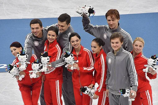 Почему олимпийцы вместо медалей поднимают вверх игрушечных тигров?