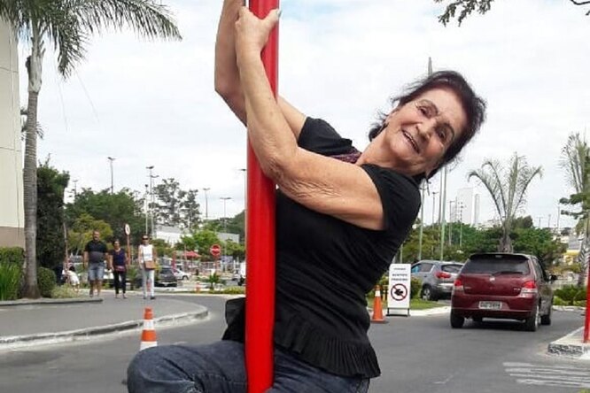 74-летняя бразильянка покоряет публику танцами на шесте