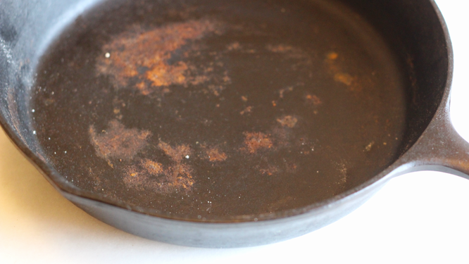 Как почистить и вернуть к жизни старую чугунную сковородку: фото, лайфхаки