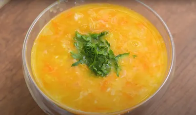 Доведите гороховый суп до кипения и выключите плиту. Спустя полчаса можете разливать.