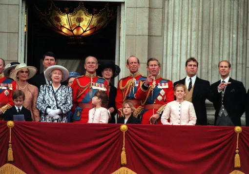 королева Елизавета II в окружении семьи