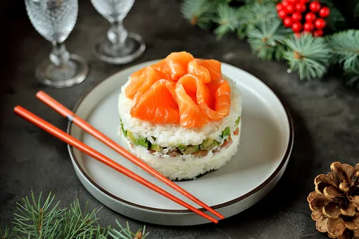 Новогодний суши-торт с сёмгой и авокадо: пошаговый удобный рецепт