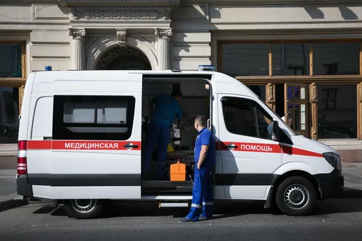 Мест нет: в Омске скорые с сиренами свезли больных к зданию Минздрава