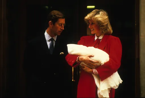Принц Чарльз и принцесса Диана с новорождённым Гарри