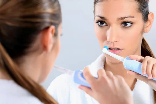 Голливудская улыбка: 5 зубных щеток, которые помогут сэкономить на стоматологе