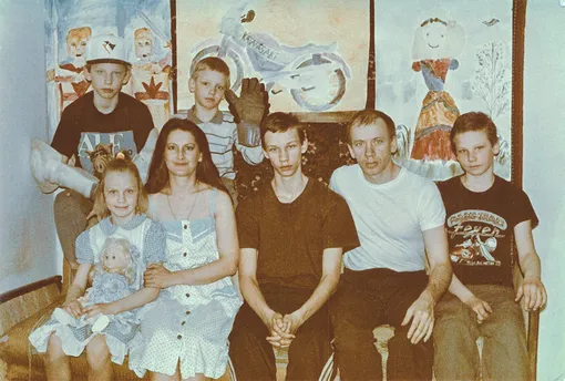 Маша со своей второй мамой, папой и братьями