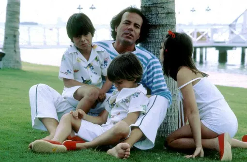 Хулио Иглесиас с детьми от первого брака: Хулио-младшим, Энрике и Марией