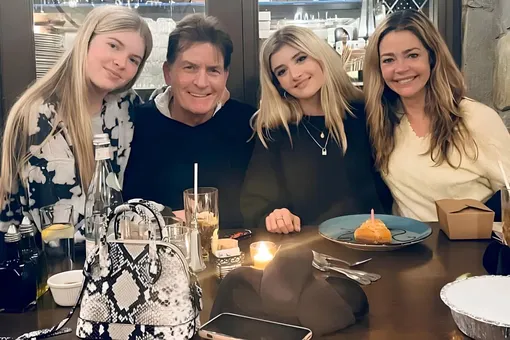 Чарли Шин с дочерьми — 19-летней Сами и 18-летней Лолой, и бывшей женой Дениз Ричардс