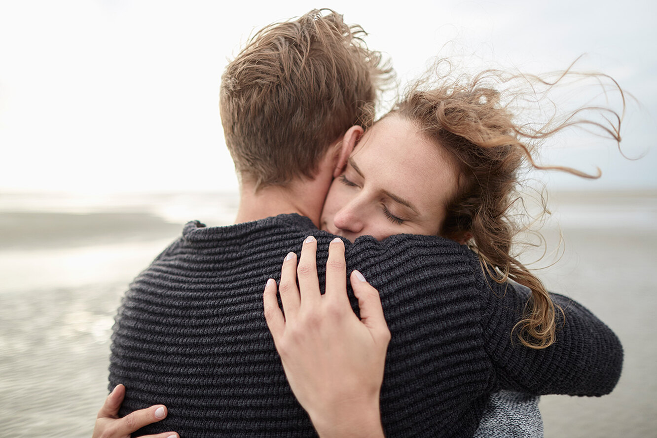 Моменты с фильма время. Оживший человек предложение. Девушка делает предложение парню. Парень предлагает помощь. Деймон и елена фильм.