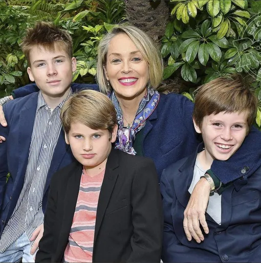 Шерон Стоун с сыновьями фото