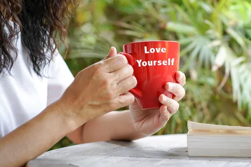 Девушка с красной чашкой с надписью «люби себя», Короткие цитаты про любовь к себе