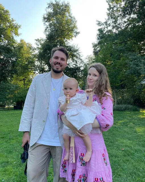 Монеточка* фото с мужем Виктором Исаевым и дочерью Ниной летом 2023 года