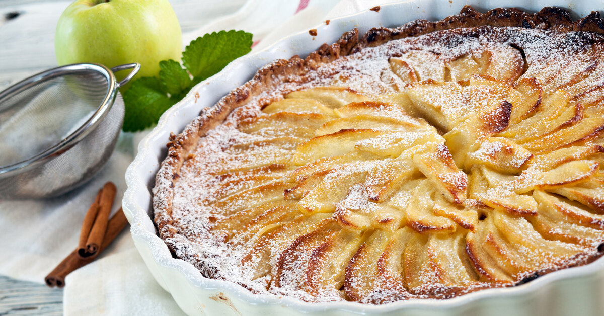 Открытая шарлотка с яблоками и корицей