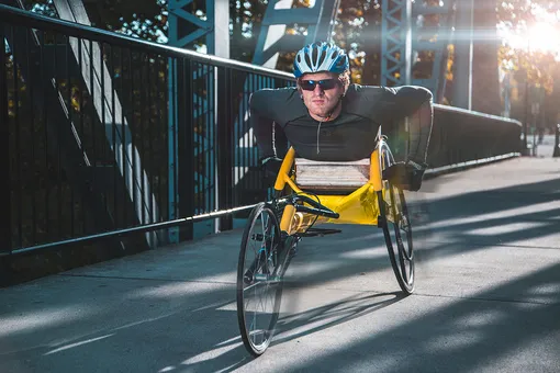 спортсмен в инвалидной коляске