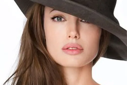 Лицо с обложки> Таинственная Анджелина Джоли