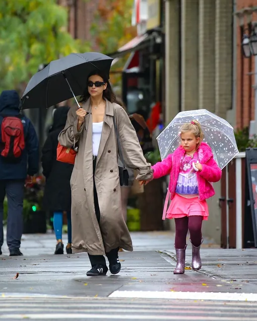 Ирина Шейк с дочерью Леей на прогулке, 20 октября 2023 года